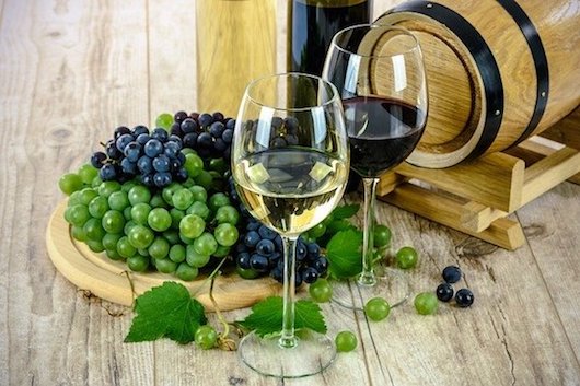 bicchieri di vino bianco e rosso con uva
